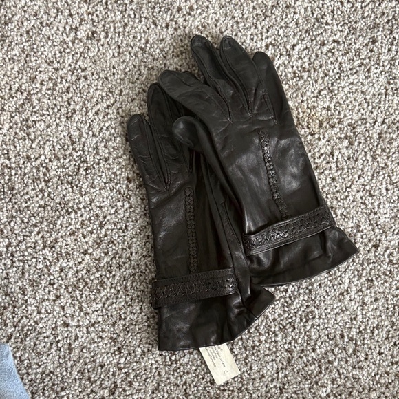 Isotoner Elegant Black Leather Gloves - Picture 10 of 10